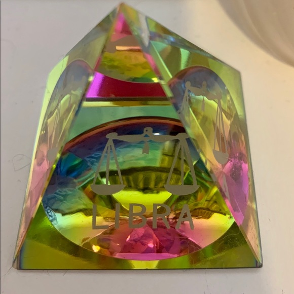♎️Iridescent Libra pyramid - Picture 3 of 6